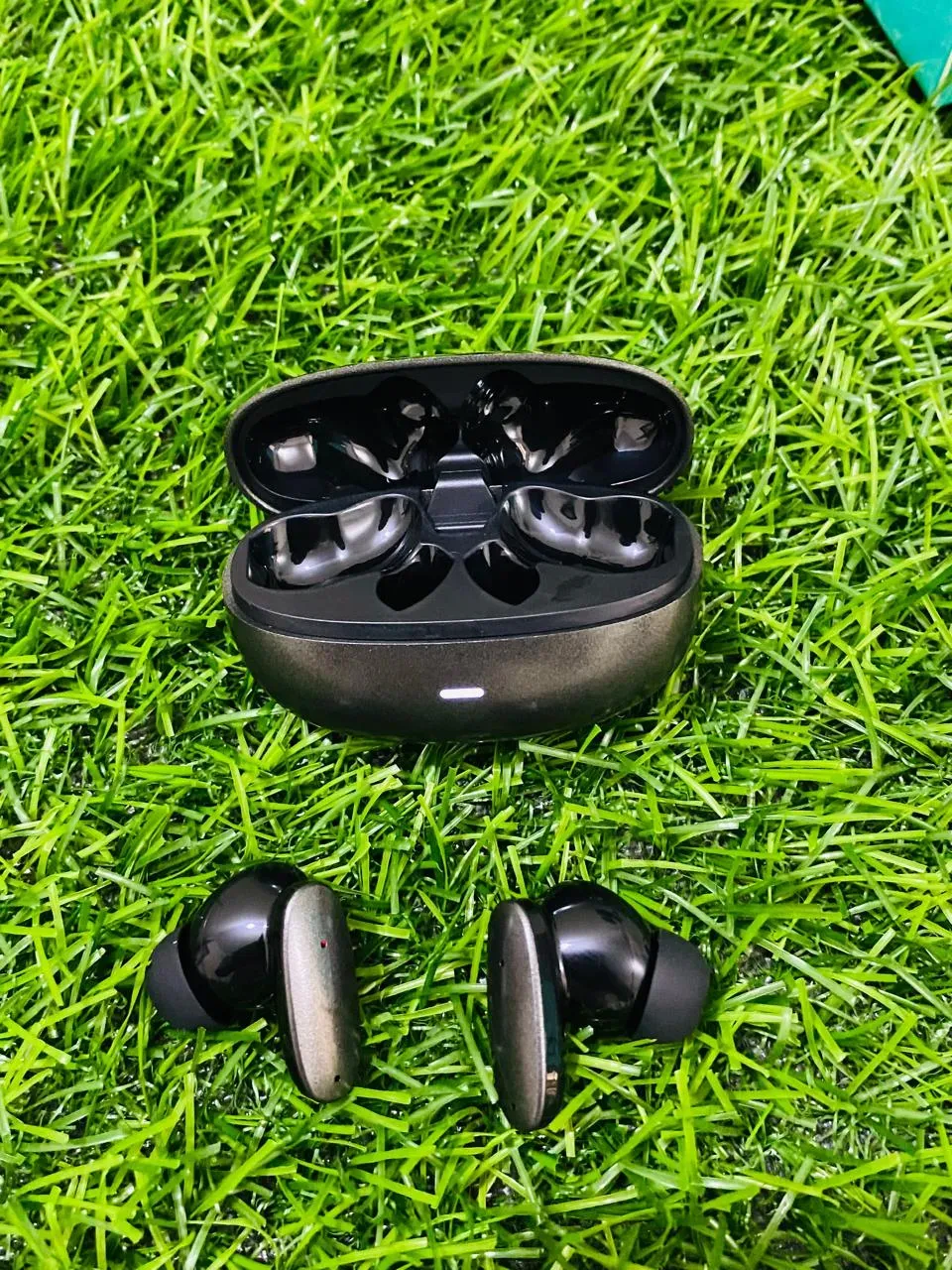 Buy InTouch INT-W03 Wireless Bluetooth Earbuds at ValueShop.me (Lahore Pakistan). Deep bass, long battery, touch controls — premium tech gadget.